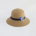 Dettaglio cappello in paglia per bambini con nastro blu e toppa a forma di razzo - Cachi-Razzo