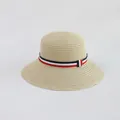 Dettaglio del cappello di paglia intrecciato con nastro a righe rosso bianco e blu - Beige-Fascia Blu Bianco Rosso