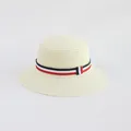 Dettaglio di cappello in paglia beige con nastro a righe rosso bianco e blu in stile classico - Crema-Fascia Blu Bianco Rosso