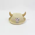 Dettaglio della paglia intrecciata e toppa a mucca sul cappello da sole bimbi - Taglia Bambini / Forma di Mucca / Beige
