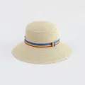 Dettaglio di cappello di paglia beige con nastro arcobaleno e trama intrecciata fine - Beige-Nastro Arcobaleno
