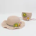 Set aus rosa Strohhut und passender Mini-Umhängetasche mit dekorativen 3D-Blumenakzenten - Crossbody Bag / Hellrosa