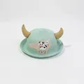 Détail d'un chapeau de paille vert clair pour enfants avec cornes de taureau 3D et décor de vache - Taille Enfants / Forme de Vache / Vert clair
