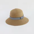 Dettaglio cappello di paglia marrone chiaro con nastro a righe bianche e blu - Cachi-Fascia Blu Bianco