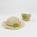 Detail von Kinder-Strohhut und passender Umhängetasche mit floralen Ornamenten - Crossbody Bag / Beige