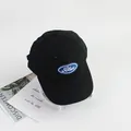 Gedetailleerde close-up van een zwarte katoenen baseballpet met blauwe patch - Verstelbare Kindermaat / Zwart