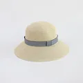 Dettaglio macro della trama in paglia e nastro a righe blu su cappello da sole - Beige-Fascia Blu Bianco