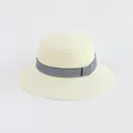 Dettaglio della trama intrecciata e del nastro a righe blu su un cappello di paglia beige - Crema-Fascia Blu Bianco