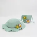 Detailansicht vom mintgrünen Strohhut und passender Umhängetasche mit Blumen für Mädchen - Crossbody Bag / Hellgrün