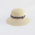 Dettaglio della trama del cappello di paglia con nastro decorativo a stelle e strisce - Beige-Nastro Stella