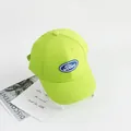 Detail van neongroene katoenen baseballpet met blauw borduursel en gebogen klep voor kind - Verstelbare Kindermaat / Fluorescerend Groen