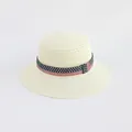 Dettaglio del cappello in paglia intrecciata con nastro decorativo a strisce rosso bianco blu - Crema-Nastro Stella