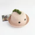 Détail d'un chapeau de soleil rose en paille pour enfants avec décor de dinosaure vert - Taille Enfants / Style Dinosaure / Rose Clair