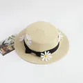 Detalle de sombrero de paja de verano con cinta negra y adornos de flores de margarita - Niños (52-55cm) / Beige Margarita