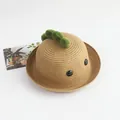 Détail de la crête de dinosaure mignonne et de la texture en paille du chapeau de soleil - Taille Enfants / Style Dinosaure / Kaki