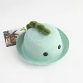 Détail du chapeau de soleil en paille vert menthe avec épines de dinosaure mignon pour enfant - Taille Enfants / Style Dinosaure / Vert clair