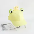 Détail d'une casquette en toile de coton jaune clair avec yeux de grenouille en peluche - Taille Unique(Réglable) / Light jaune