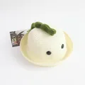 Détail d'un chapeau de paille pour enfant avec des pointes de dinosaure et boutons déco - Taille Enfants / Style Dinosaure / Crème