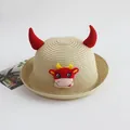 Detail van strohoed voor kinderen met rode stier-motief en schattige 3D-hoorns bovenop - 52cm / Beige-Geluksstier