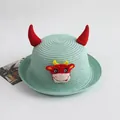 Detail eines minzgrünen Strohhutes mit roten Hörnern und Cartoon-Aufnäher für Kinder - 52cm / Hellgrün-Glücksbulle