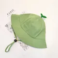 Dettaglio del cappello da sole per bambini verde chiaro con germoglio e cinturino regolabile - 48cm(1-2 anni) / Verde Frutta