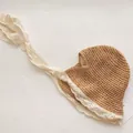 Dettaglio cappello di paglia per bambina con bordo in pizzo e lunghi nastri da annodare - Bambini S(52cm) / Cachi