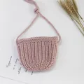 Detaillierte Stricktextur einer kleinen rosa handgefertigten Häkelumhängetasche für Mädchen - Altrosa