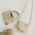 Dettaglio di cappello da sole in paglia e borsa a tracolla con fiocchi dorati decorativi - Solo Cappello S / Beige