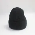 Bonnet en maille côtelée noire classique avec revers pour un style d'hiver minimaliste - M (56-58cm) / Noir