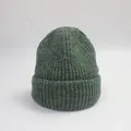 Bonnet en maille côtelée vert foncé classique avec revers pour la chaleur d'hiver - M (56-58cm) / Vert Foncé Mélangé