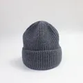 Bonnet en maille côtelée gris foncé avec revers pour chaleur hivernale et style urbain - M (56-58cm) / Gris Chiné