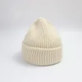 Bonnet en maille côtelée crème classique pour l'hiver avec revers au style douillet - M (56-58cm) / Poche zippée