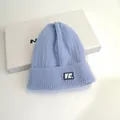 Light blue cable knit beanie with VE. logo patch and ribbed texture for winter - M (56-58cm) / Blue