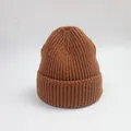 Bonnet en maille côtelée marron foncé pour l'hiver avec revers épais classique - M (56-58cm) / Café Clair