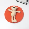 Cremeweiße Bären-Kinder-Baskenmütze aus Wolle mit süßer Plüschstruktur auf roter Matte - S Kinder (48-53cm) / Orange