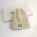 Cable knit beanie in cream white with a rectangular rubber VE. logo patch for winter - M (56-58cm) / Beige