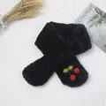 Morbida sciarpa in peluche nera per bambini con ciliegie 3D e calda pelliccia ecologica - Nero