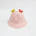 Dettaglio cappello sole neonato rosa in cotone con due cuori di peluche e tesa morbida - 3-24 mesi / Rosa