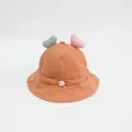 Dettaglio di un cappello a secchiello per neonati con cuori morbidi e cordino regolabile - 3-24 mesi / arancio-rosso