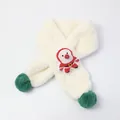 Dettaglio di sciarpa natalizia in peluche per bambini con simpatico Babbo Natale e pompon verdi - Pupazzo di Neve Rosso - Bianco Sporco