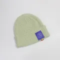 Gebreide muts voor kinderen in muntgroen met paarse smiley-patch en gele D-ring detail - Eén Maat (48-52cm) / Geelgroen