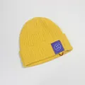 Gembergele gebreide muts voor kinderen met paarse 1250-patch en smiley-ontwerp - Eén Maat (48-52cm) / Geel