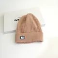 Berretto in maglia a trecce rosa antico con patch logo VE e confezione regalo - Taglia unica / Rosa Antico