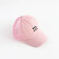 Roze mesh kinderpet met zwart geborduurde letter m en ademende achterkant van net - Roze Netpet