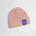 Gemütliche rosa gerippte Strickmütze für Babys mit violettem Smiley-Patch und 1250-Logo-Detail - Einheitsgröße (48-52cm) / Hellrosa