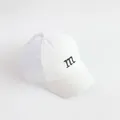 Witte mesh trucker baseballpet voor kinderen met zwart m-letter borduursel erop - Witte Netpet