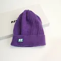 Berretto viola a maglia grossa con toppa YE per il calore invernale e uno stile da strada - Taglia unica (56-60cm) / Viola