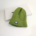 Berretto invernale in maglia a trecce verde erba con toppa VE. e trama spessa e calda - Taglia unica (56-60cm) / Verde