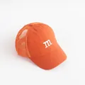 Levendige oranje kinderhonkbalpet met wit geborduurde M en ademend gaas - Oranje Mesh Pet
