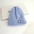 Berretto in maglia a trecce azzurro con etichetta VE e texture a costine - Taglia unica (56-60cm) / Blu